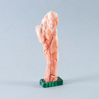 Dama con flor. China, siglo XX. Talla en coral rosado. Con base de malaquita.