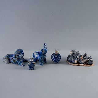 Grupo de animales miniatura. China, siglo XX. Tallas en lápislázuli. Consta de: bandada de patos con base de cuarzo,otros. Piezas: 10