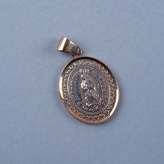 Medalla en plata con bisel en oro amarillo de 14K. Peso: 5.2 grs.
