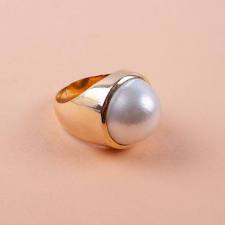 Anillo con media perla en oro amarillo de 14K. Media perla color blanco medidas 16.0 mm Talla anillo: 7.0 Peso: 16.0 grs.