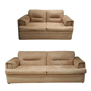 Love seat y sofá. Siglo XX. Estructura de madera. Con tapicería color blanco. Piezas: 2