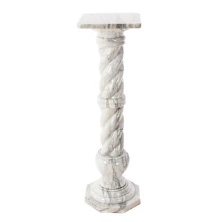 Columna salomónica. Siglo XX. Elaborada en mármol blanco. Decorada con molduras.