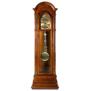 Reloj Grandfather. Estados Unidos, siglo XX. Marca Ridgeway. Elaborado en madera. Con mecanismo de cuerda y péndulo.