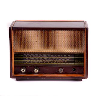 Radio de bulbos. Siglo XX. Diseño de la firma Philco Tropic. Elaborado en madera con detalles en metal y baquelita.