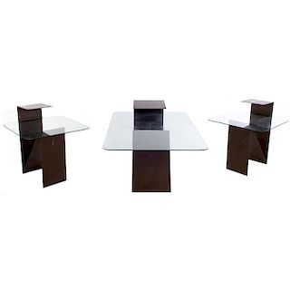 Lote de 3 mesas. Siglo XX. Estilo moderno. Con estructura de herrería y cubierta de cristal. Mesa de centro y mesas laterales.