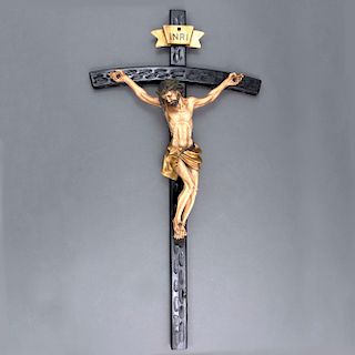 Crucifijo. Siglo XX. Elaborado en pasta. Con cruz de madera tallada.