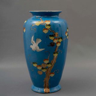 Jarrón. Origen oriental. Siglo XX. Elaborado en porcelana. Decorado con esmalte dorado, elementos florales, fitomorfos y zoomorfos.