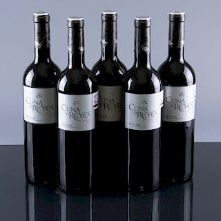 12 botellas de de vino. Cuna de Reyes, Crianza. Cosecha 2006. Rioja, España. Nivel de llenado alto.
