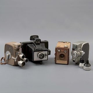 Lote de 4 cámaras fotográficas y de video. Siglo XX. Consta de Polaroid modelo colorpack 100, Kodak Brownie Flash IV, entre otras