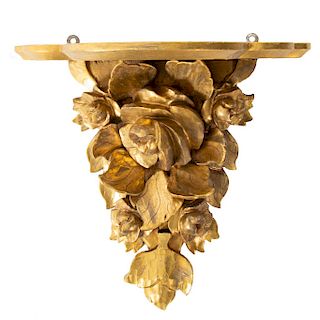 Peana. Siglo XX. En talla de madera dorada. Cubierta mixtilínea y base con elementos florales.