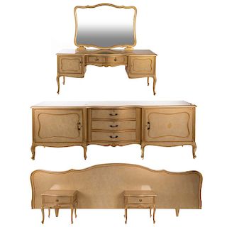 Recámara. Siglo XX. En talla de madera de caoba. Color beige. Consta de tocador con espejo, cómoda, cabecera y par de burós.