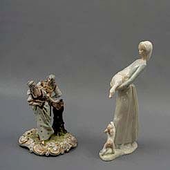 Lote de 2 figuras decorativas. SXX. Consta de: Escena galante en porcelana Sheibe-Alsbach y Dama con ganso en porcelana Ladró.