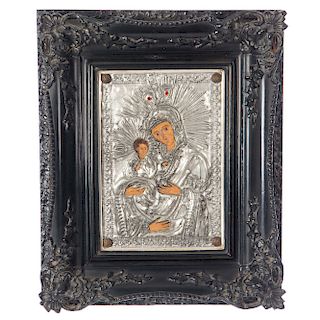 Icono de la Virgen de Vladimir. Óleo sobre madera con repujado en lámina de metal. Con par de simulantes de color rojo. Enmarcado.