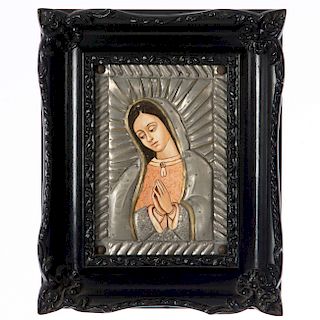 Icono de la Virgen de Guadalupe. Óleo sobre madera y repujado en metal. Enmarcado en madera tallada color negro.