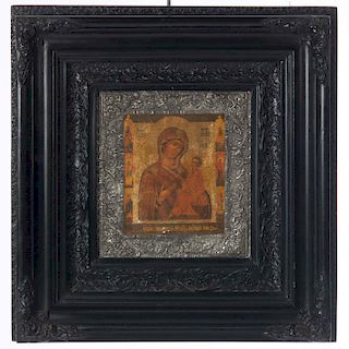 Icono de la Virgen de Kasan. Origen ruso. Estilo decimonónico. Óleo sobre tabla y repujado en metal. Enmarcado en madera tallada.