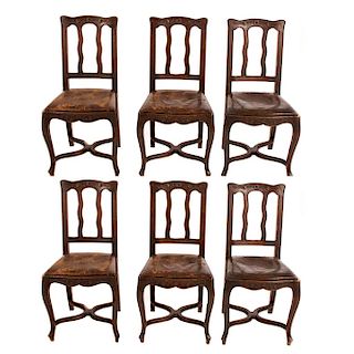 Juego de 6 sillas. Siglo XX. Estilo Luis XV. Elaboradas en madera tallada de roble. Respaldo abierto con barandillas.