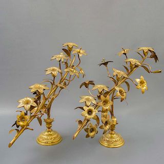 Par de candelabros. Siglo XX. Elaborados en metal dorado. Diseño diagonal. Decorado con elementos florales y fitomorfos.