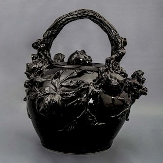 Tetera. Siglo XX. Elaborada en cerámica negra. Decorada con elementos fitomorfos y florales.