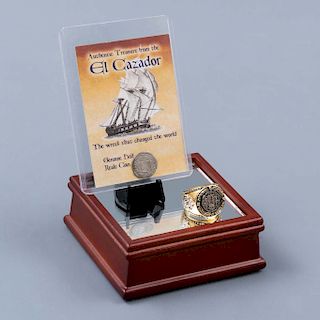 Anillo con moneda y moneda del barco "El Cazador". España. 1783. Anillo realizado en metal dorado, con moneda de plata empotrada.