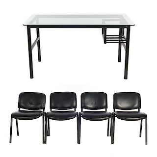 Lote de 5 muebles. Siglo XX.  Consta de: Juego de 4 sillas con tapicería en vinipiel y escritorio con cubierta de cristal.