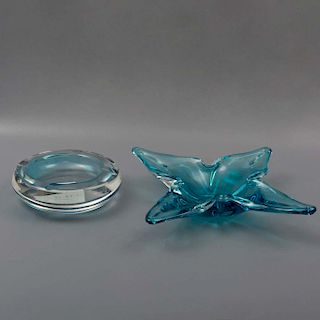 Lote de 2 ceniceros. Italia. Siglo XX. Elaborados en cristal de Murano. En color azul. Diseños circular y floral.