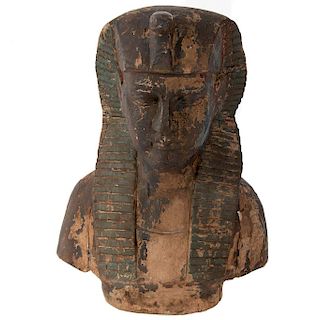 Busto de faraón. Origen egipcio. Siglo XX. Elaborado en estuco.