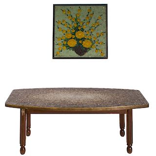 Mesa de centro y cuadro. México. Siglo XX. En talla de madera. Con aplicaciones de mosaico. Mesa con cubierta mixtilinea.