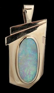 A 14K GOLD PENDANT WITH OPAL