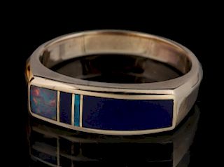 A 14K GOLD RING INLAID WITH OPAL AND LAPIS LAZULI