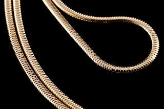 A CONTEMPORARY 14K GOLD SERPENTINE SNAKE CHAIN