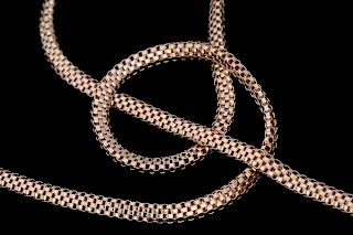A CONTEMPORARY 14K GOLD WOVEN BOX CHAIN NECKLACE