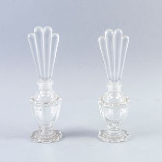 Par de perfumeros. Siglo XX. Elaboradas en vidrio prensado. Diseños lobulados, con tapa. Piezas: 2