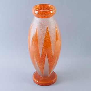 Florero. Francia, siglo XX. Elaborado en cristal color ámbar, con base circular. Firmador Degus. Decorado con motivos geométricos.