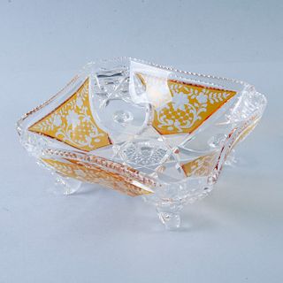 Dulcero. Siglo XX. Elaborado en cristal de Bohemia, color ámbar. Depósito con diseño cuadrangular con cuatro soportes.