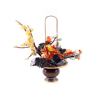 Canasta con bouquet. Siglo XX. Canasta elaborada en metal esmaltado con motivos orgánicos. Bouquet con piedras semi preciosas.