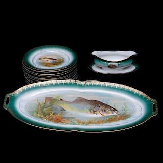 Servicio para pescado. Austria, siglo XX. Elaborado en porcelana Imperial, acabado brillante. Decorada con peces. Piezas: 13