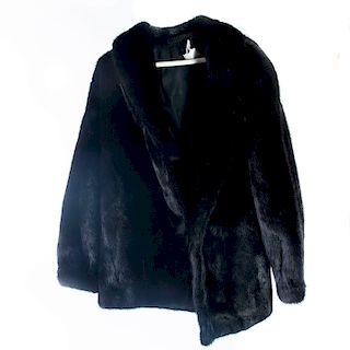 Abrigo mediano. México, siglo XX. Elaborado en piel de mink negro con forro interior de la firma Palacio de Hierro. Talla aproximada: L
