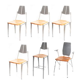 Juego de sillas y sillones. Siglo XX. Elaborados en metal y madera. Consta de: sillón, 4 sillas y silla alta. Piezas: 6