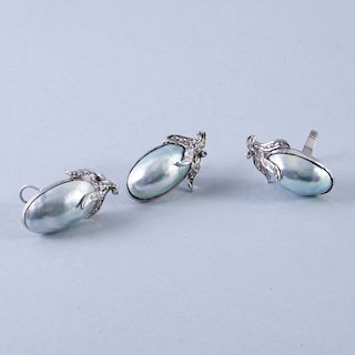 Anillo y aretes. En plata paladio, con perlas de abulón. Peso: 22.5 g.