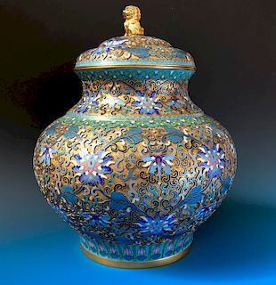 A CHINESE OLD CLOISONNE JAR.
