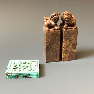 A PAIR OF CHINESE SEALS AND TURQUOISE PENDANT. 