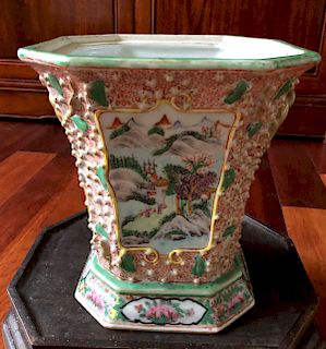 A CHINESE ANTIQUE FAMILL ROSE PORCELAIN FLOWER POT,19C.  
