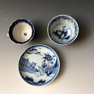 A SET OF CHINESE ANTIQUE BLUE AND WHITE PORCELAIN