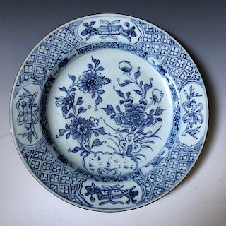A CHINESE ANTIQUE BLUE AND WHITE PORCELAIN  PLATE