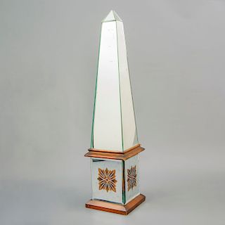 Obelisco. Siglo XX. En talla de madera. Con placas de espejo. Decorado con rosetones.