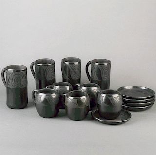 Lote mixto de 39 piezas. México. Siglo XX. Elaboradas en barro negro. Con decoración en espiral. Consta de: 11 tazas, entre otros.