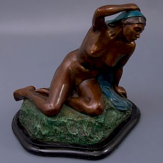 Firma no identifica. Desnudo de mujer. Elaborada en bronce patinado. Con base de madera tallada.