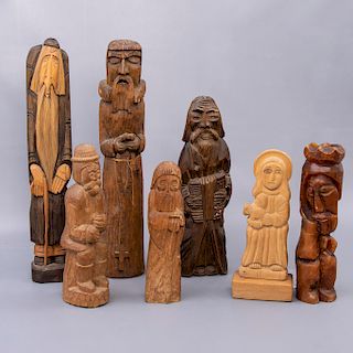 Lote de 7 figuras religiosas. Siglo XX. En talla de madera y una de cera. Consta de virgen y 6 ancianos.