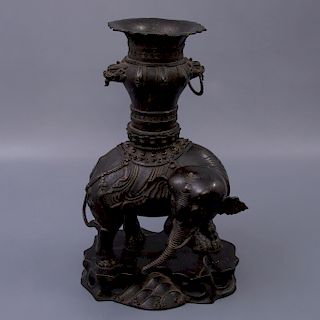Elefante. Origen oriental. Siglo XX. Elaborado en metal plateado. Ataviado con silla de montar ornamentada.