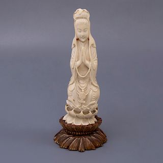 Mujer en flor de loto. Origen oriental. Siglo XX. En talla de marfil. Con base de madera tallada. Ataviada con elementos religiosos.